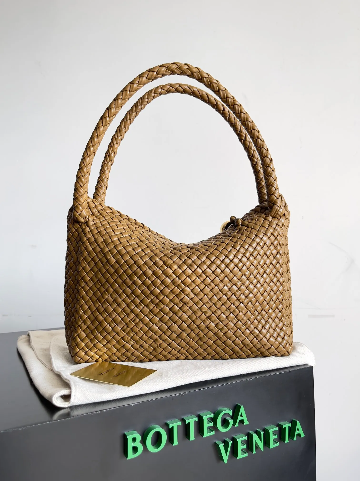 Batch 5760 BV collectible small woven handbags are really YYDS!! Bottega Veneta’s most classic small woven handbags are back! ! We use the highest quality leather with the highest craftsmanship❤️ to create the most expensive works. We have created the original Intrecciato leather weaving process❤️ This unique traditional exclusive leather weaving method has not only become our logo but also reflects the time-consuming and labor-intensive craftsmanship of our products❤️ The new TOSCA handbag must be a selection worth collecting🆕 Style number: 716974 Size: 27*9*18cm